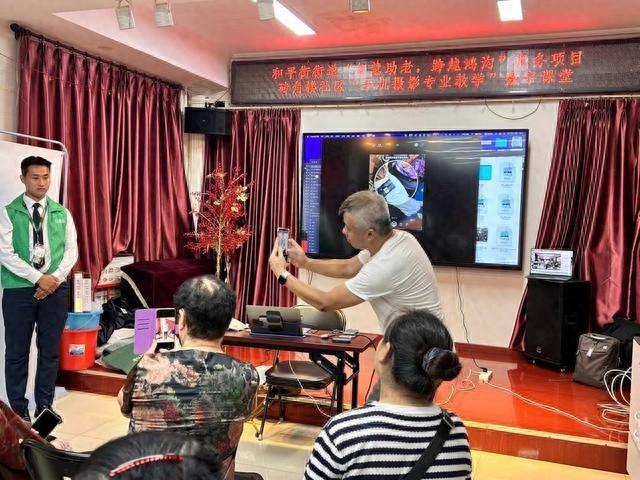 跨越数字鸿沟，30 位老人组成智能手机教学志愿服务队，帮助 2.5 万同龄人  第1张