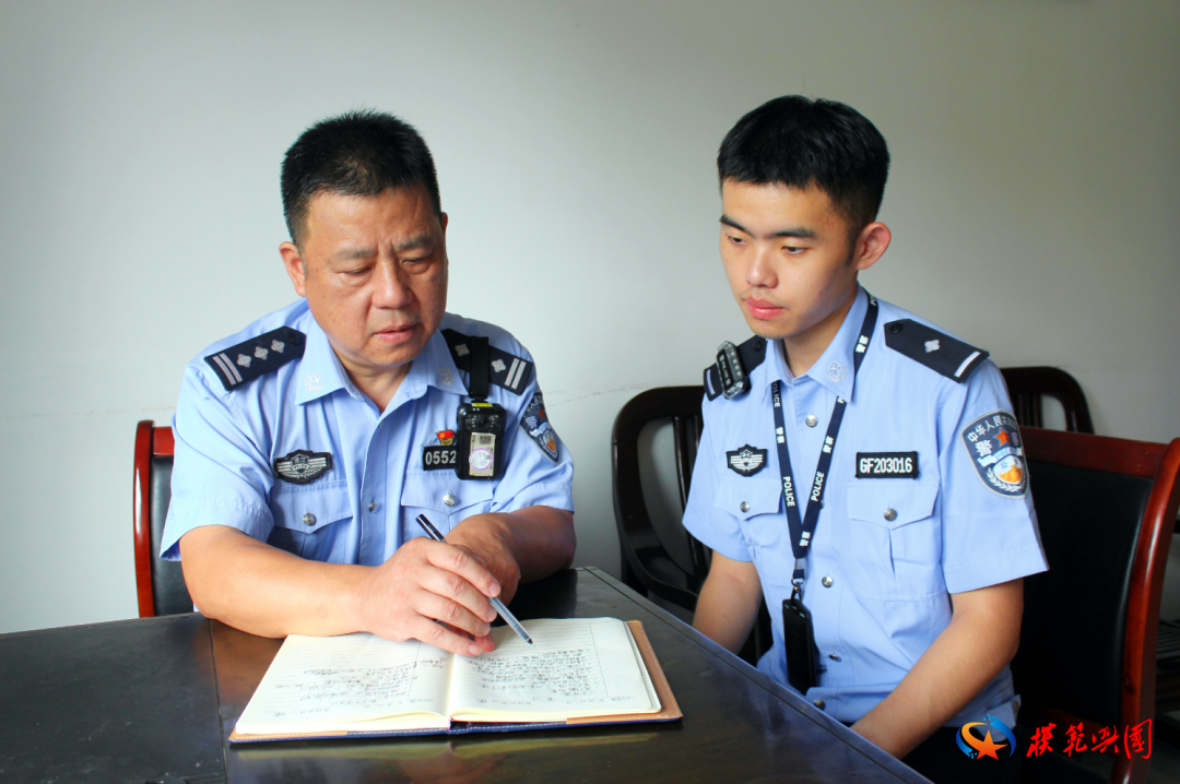 55 岁老民警主动请缨，手提社区标配，坚持实干！他是谁？  第3张