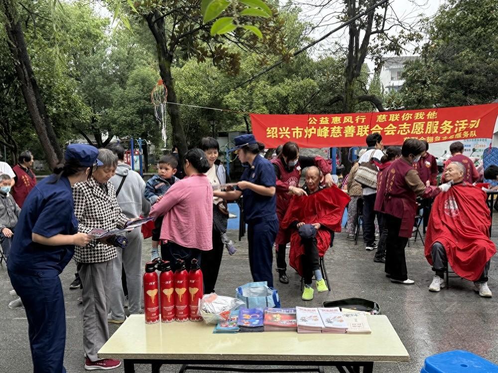 重阳节，越城区消防救援大队为老人送消防平安福  第1张