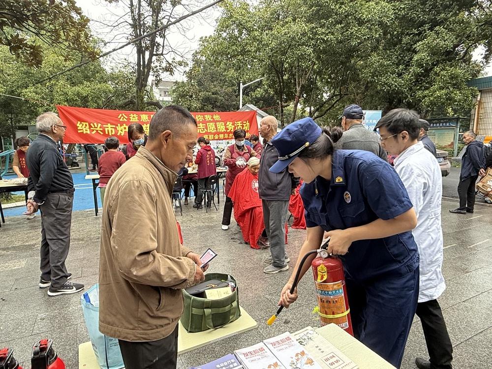 重阳节，越城区消防救援大队为老人送消防平安福  第2张