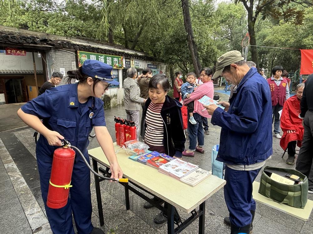 重阳节，越城区消防救援大队为老人送消防平安福  第3张