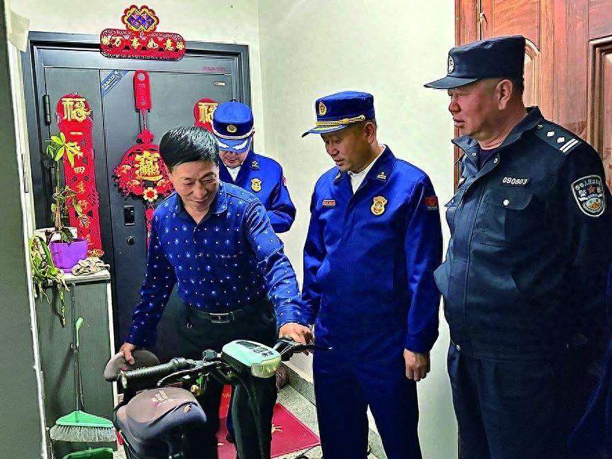 电动车楼道起火后果不堪设想！集宁区多部门联合检查，你家小区安全吗？  第1张
