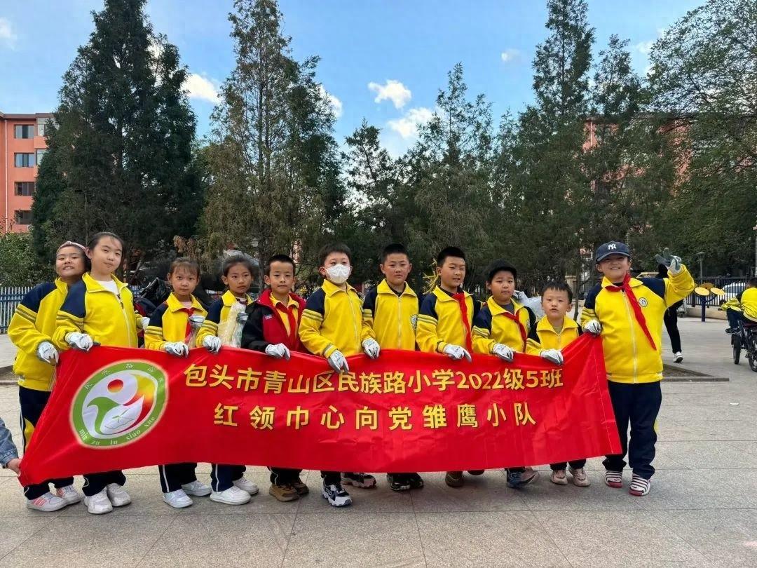 民族路小学少先队员变身环保卫士，用行动诠释爱国之情