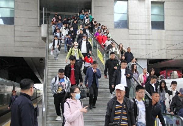 国庆假期长春站客流量持续高位运行，探亲流与旅游流相互交织  第1张