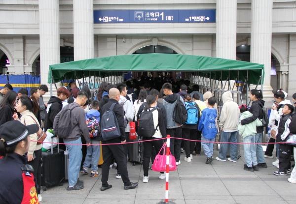 国庆假期长春站客流量持续高位运行，探亲流与旅游流相互交织  第2张