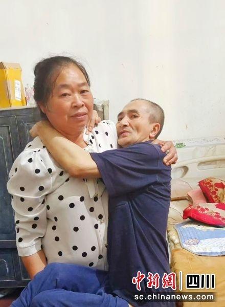 11 年不离不弃，瘦弱妻子撑起一个家  第1张