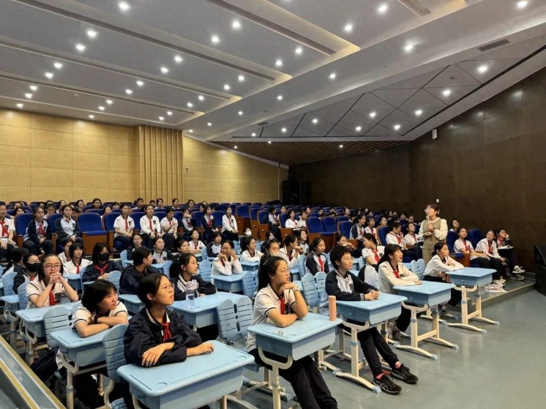 青春期教育专题讲座：女生必知的十二个自我保护招数