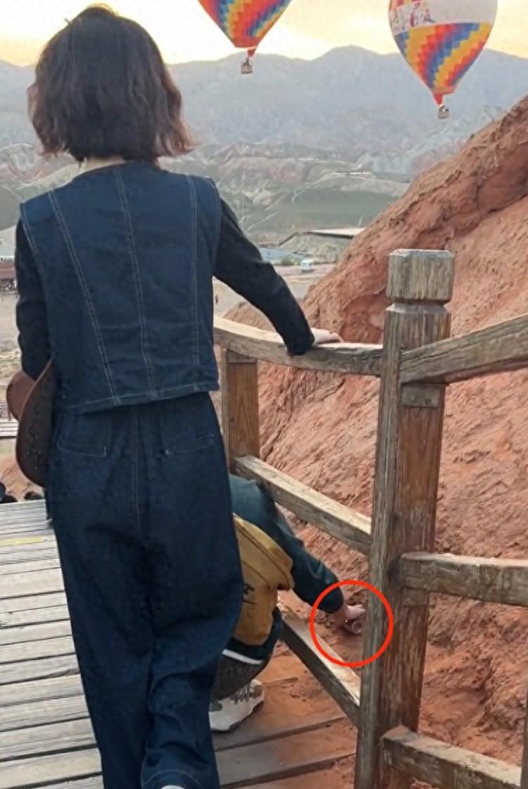 游客竟在张掖七彩丹霞景区掏挖丹霞地貌土壤  第1张