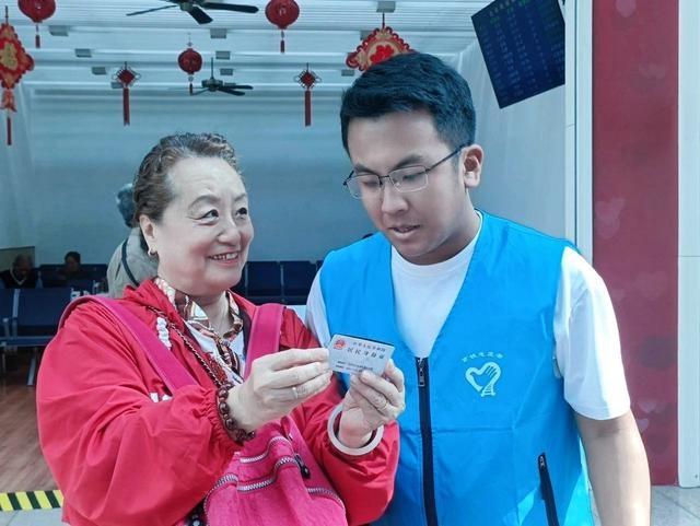 国庆假期北京各大火车站惊现青春志愿蓝,他们是谁? 第2张 国庆假期北京各大火车站惊现青春志愿蓝,他们是谁? 第2张