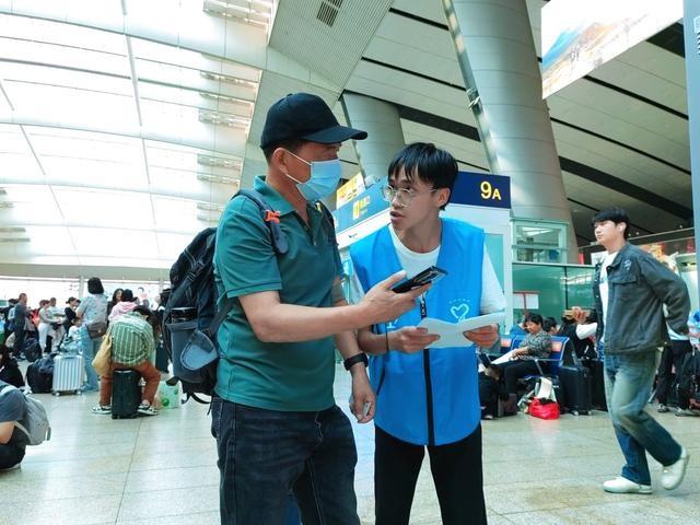 国庆假期北京各大火车站惊现青春志愿蓝,他们是谁? 第3张 国庆假期北京各大火车站惊现青春志愿蓝,他们是谁? 第3张