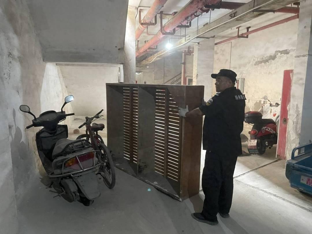 环渚街道地下车库杂物堆积成灾，安全隐患、卫生问题、通行不便，你还能坐视不管吗？  第1张