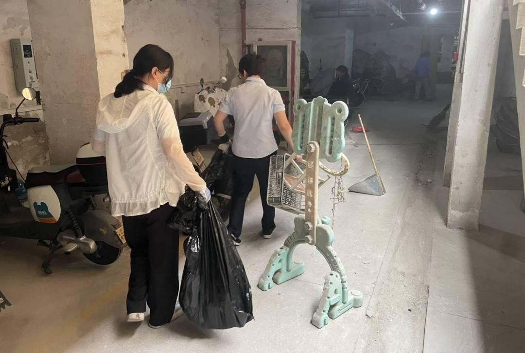 环渚街道地下车库杂物堆积成灾，安全隐患、卫生问题、通行不便，你还能坐视不管吗？  第2张