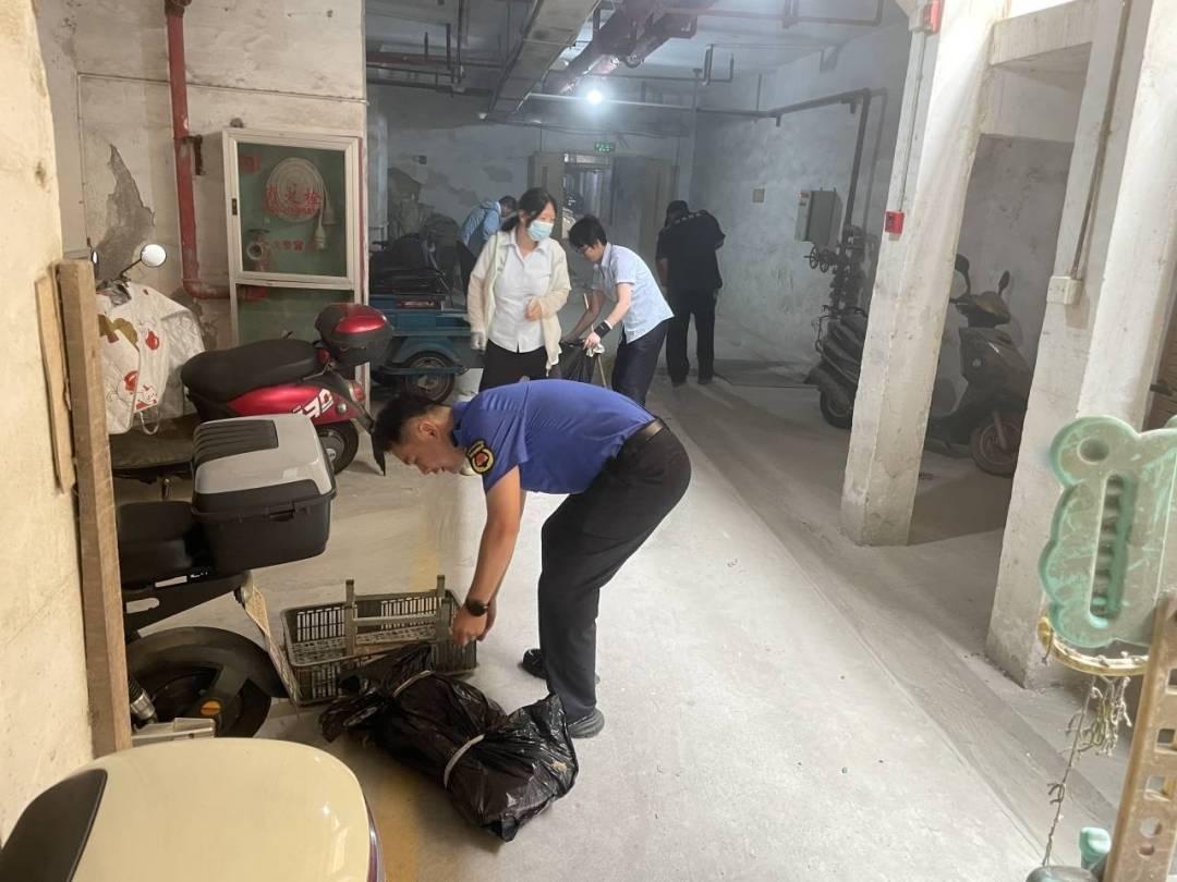 环渚街道地下车库杂物堆积成灾，安全隐患、卫生问题、通行不便，你还能坐视不管吗？  第3张