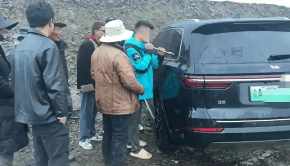 国庆出游遭遇狂风暴雨冰雹，新能源车竟成夺命车？