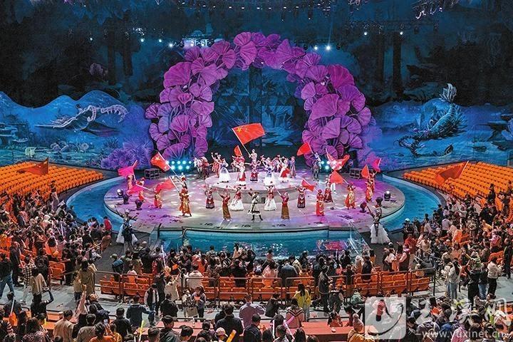2000 人齐唱我爱你中国，澄江沿湖文旅业态集聚区夜晚热辣滚烫  第1张
