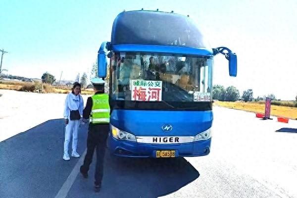 秋收期间，交警持续发力，守护一盔一带安全  第1张