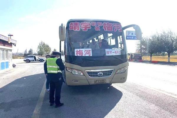 秋收期间，交警持续发力，守护一盔一带安全  第2张