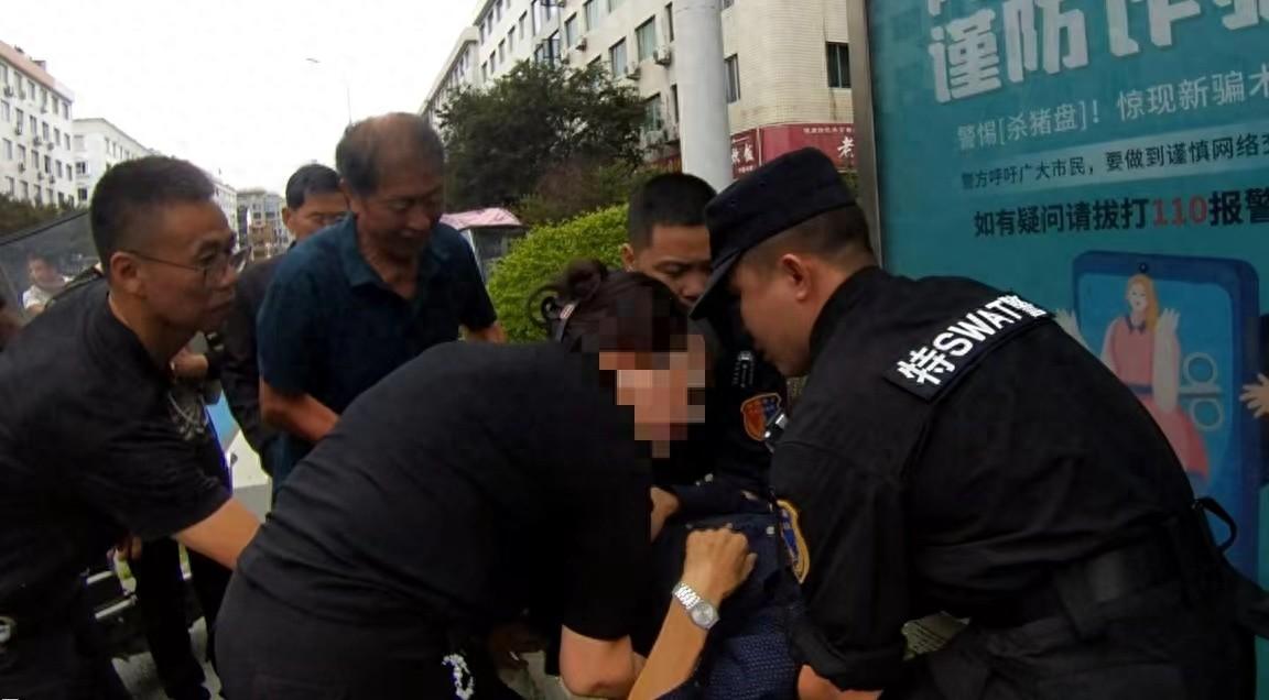 八旬老人晕倒路边，热心群众与快反突击队队员联手救援，最终转危为安  第1张