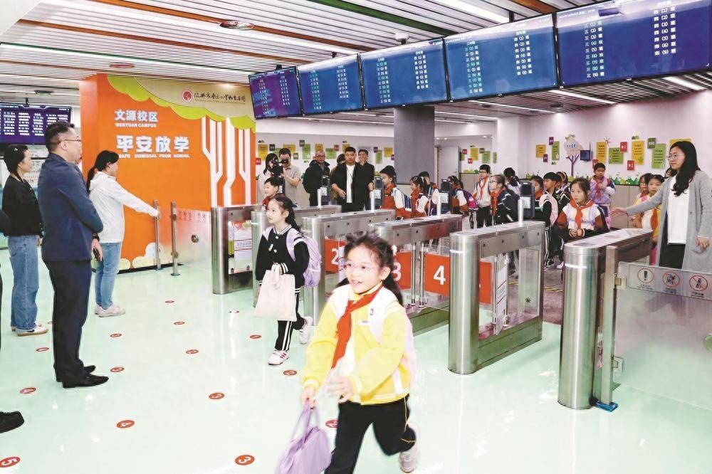 绍兴这两所学校地下停车场接送系统启用，斥资近千万，家长直呼太方便了