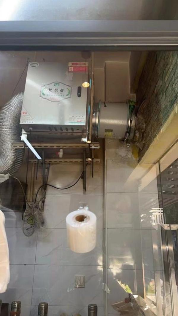 油烟刺鼻、噪声扰民，这家烧烤店让居民苦不堪言  第3张