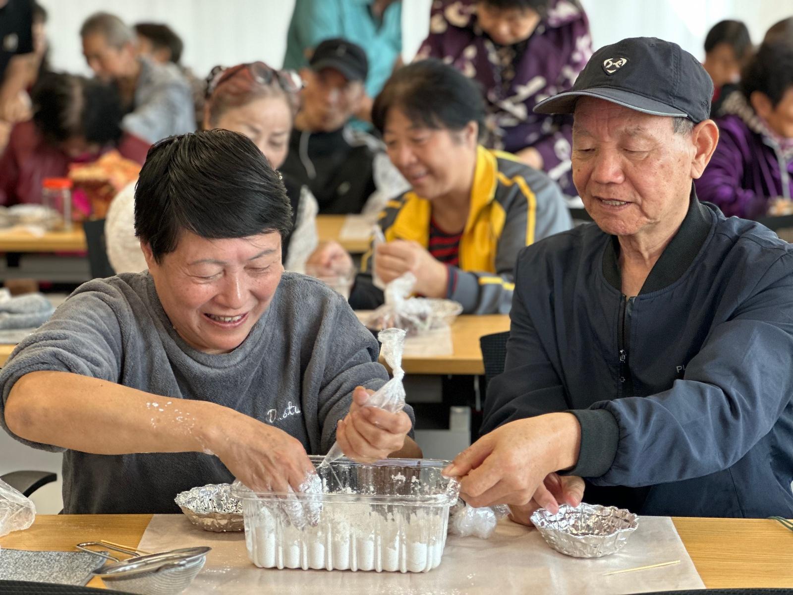 重阳节前，南京 40 多位老人齐聚一堂，只为做这件事  第2张