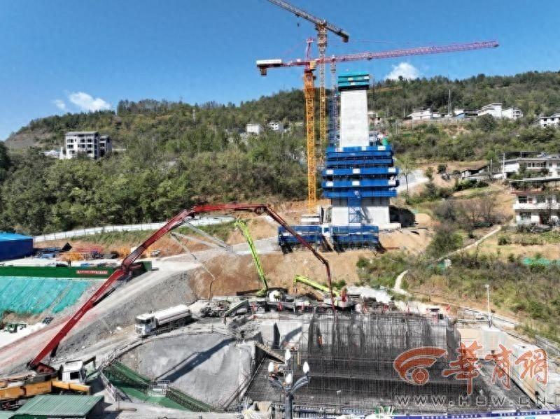 西渝高铁陕西段最大承台开始浇筑，全线桥梁建设加快  第1张