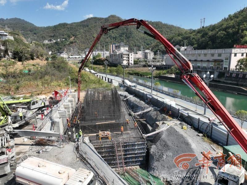 西渝高铁陕西段最大承台开始浇筑，全线桥梁建设加快  第4张
