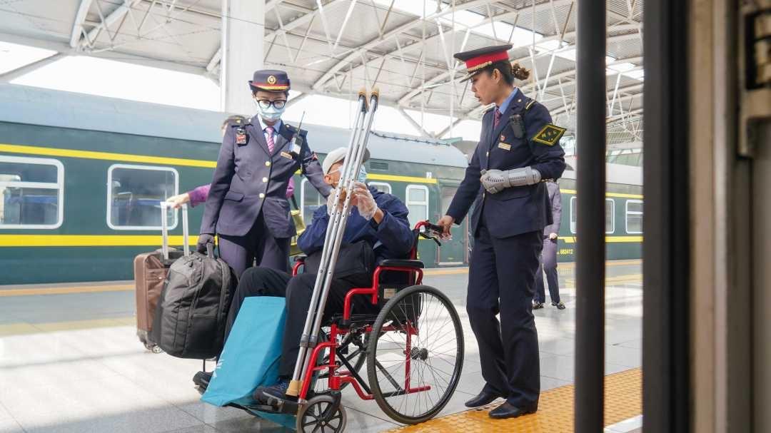 国庆假期 93.27 万人次！中国铁路兰州局集团有限公司银川客运段圆满完成旅客运输任务  第2张