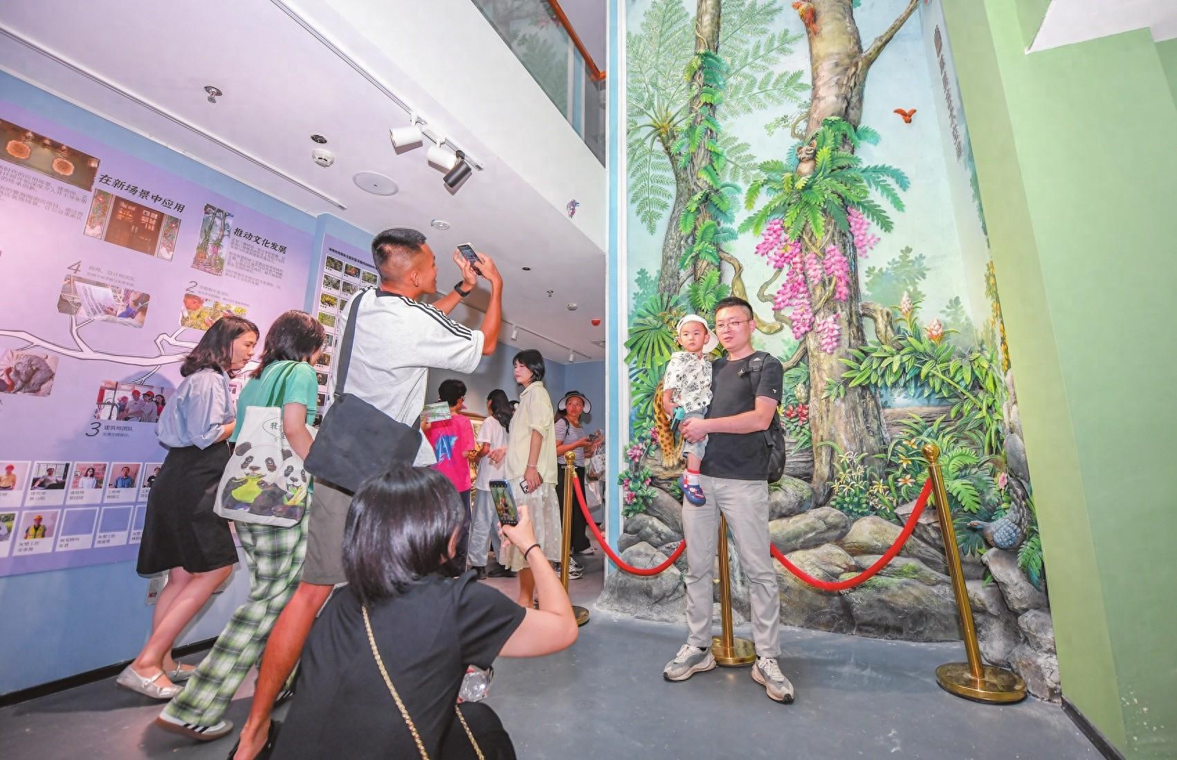 骑楼老街邂逅艺术展，18 米浮雕墙引游客驻足，艺术周让城市更有韵味