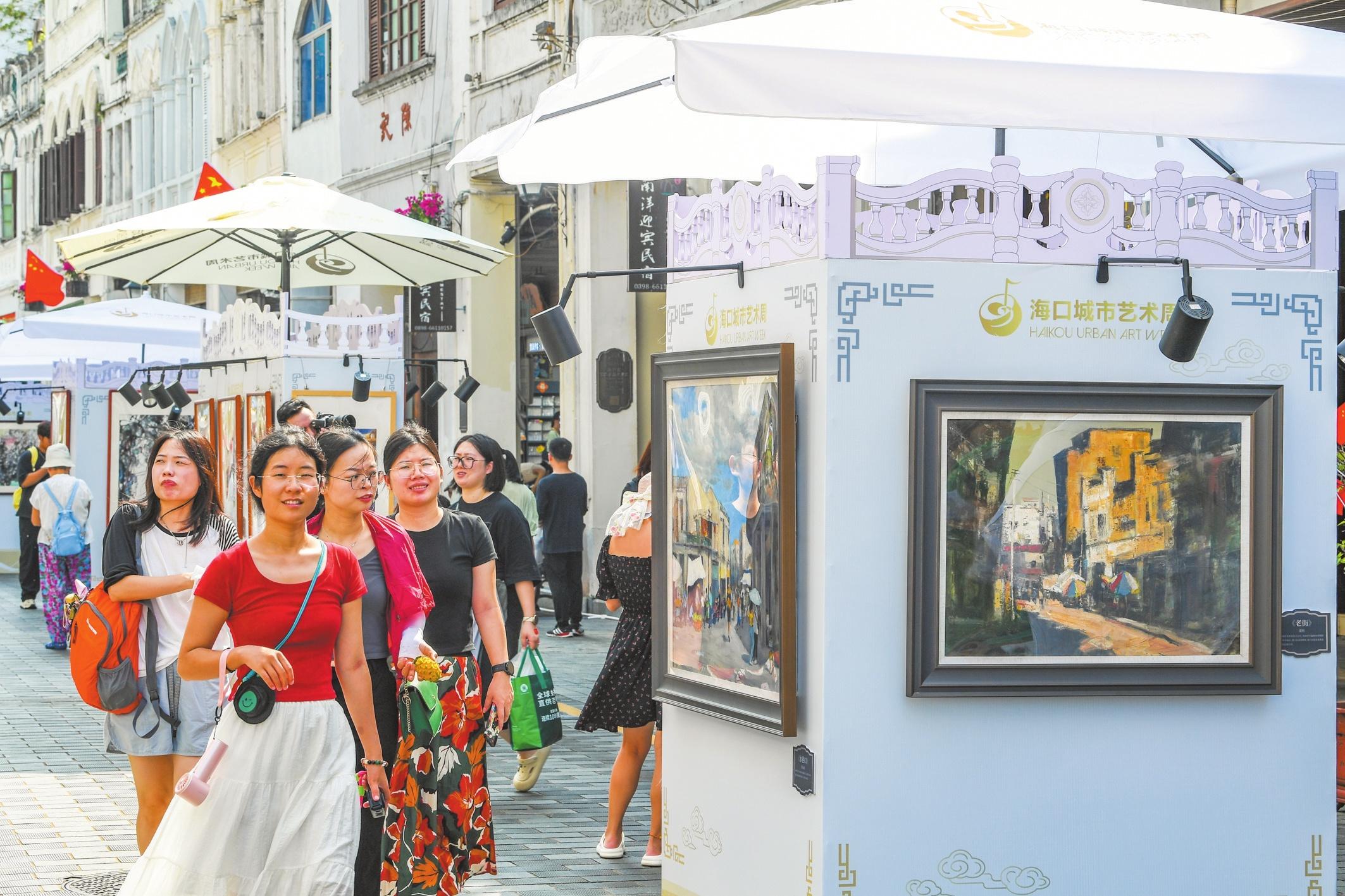 骑楼老街邂逅艺术展，18 米浮雕墙引游客驻足，艺术周让城市更有韵味  第2张