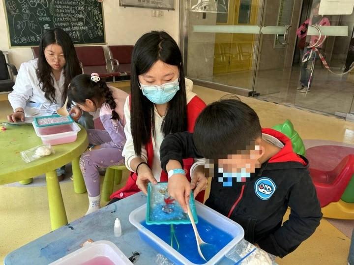 古法造纸术走进医院儿科病房，孩子们竟这样做  第1张