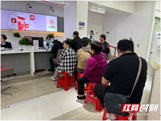 工行张家界永定支行优化服务，第三代社保卡换发工作成效显著  第1张