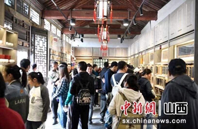 国庆假期旅游爆火，灵石县王家大院景区游客如潮，文创赋能文旅让传统文化活起来  第1张
