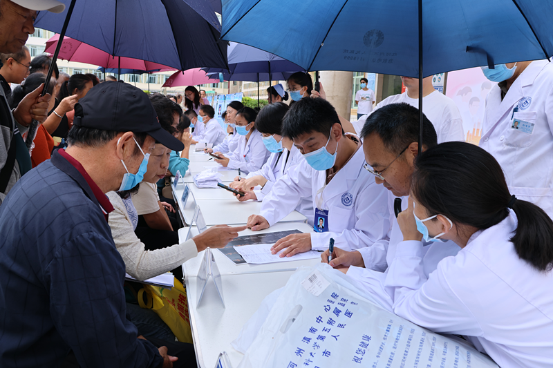首个州（市）级云南省高层次人才服务会客厅揭幕，累计义诊患者 144 人次  第2张