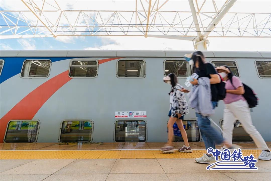 惊！双层列车现身国庆，竟是春运限定款？12306 回应来了  第5张