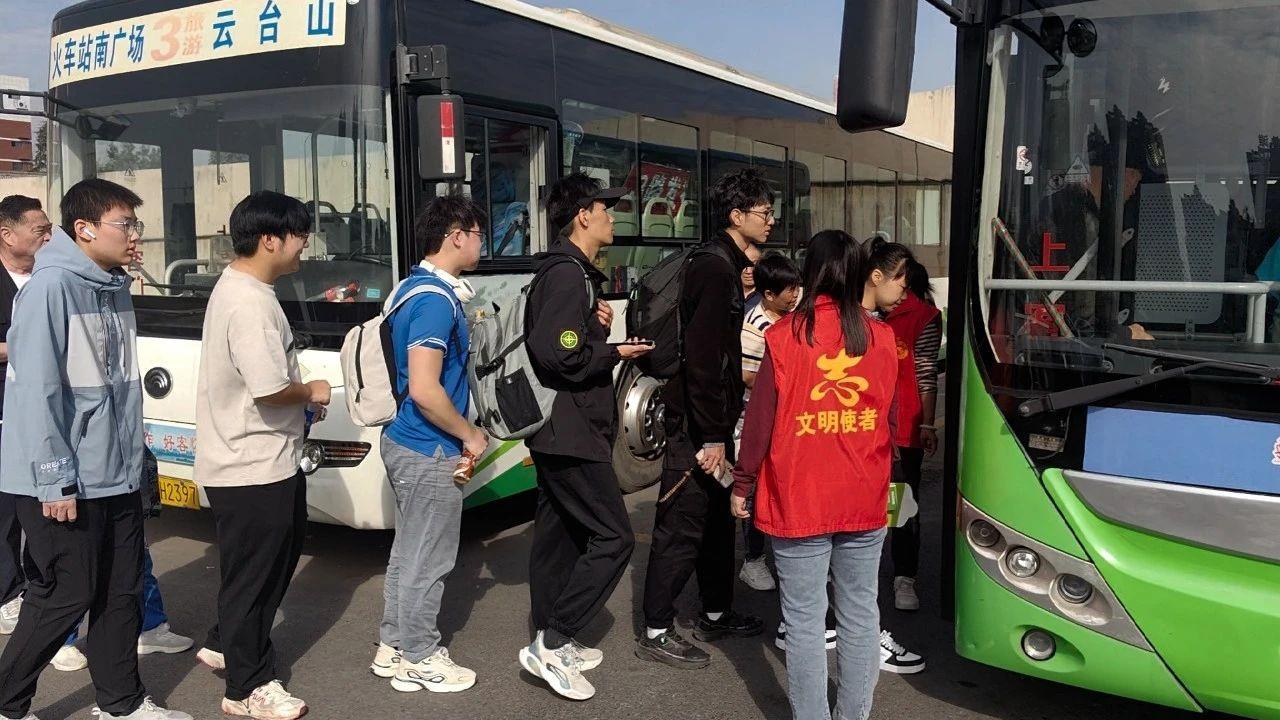 国庆假期公交集团全力保障市民游客出行，圆满完成各项工作任务  第2张