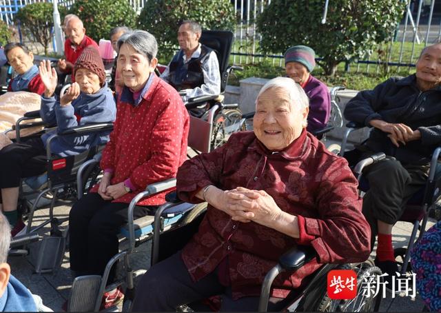 重阳节前夕，南京不老村养老护理院举办歌舞表演，热闹非凡  第2张