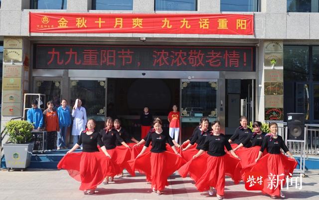 重阳节前夕，南京不老村养老护理院举办歌舞表演，热闹非凡  第3张