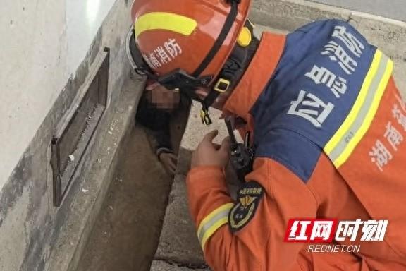 国庆假期刚结束，一男孩竟因好奇钻进下水道洞口  第1张