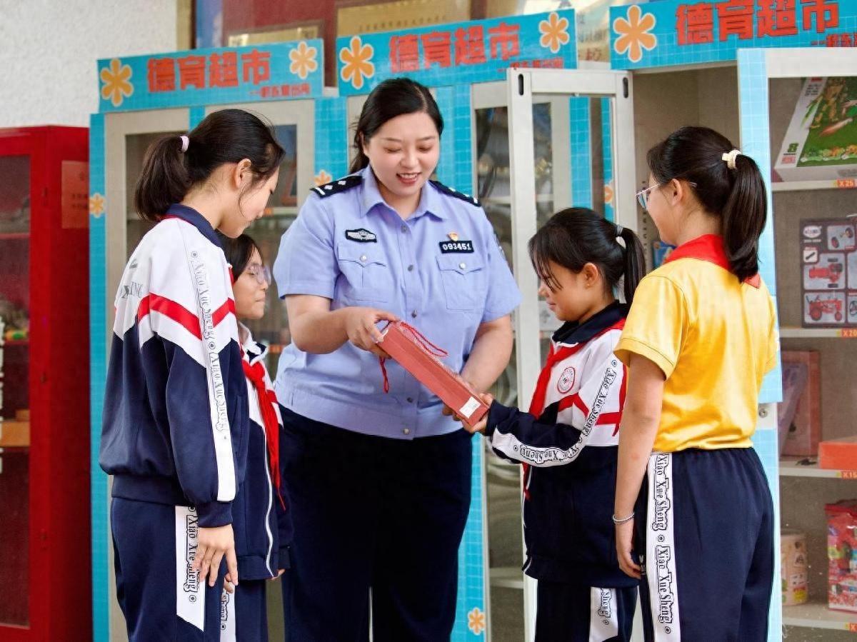 内蒙古乌兰察布：警察姐姐开超市，学生攒贴纸兑礼物，护学模式引关注