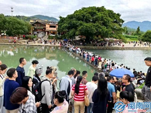 国庆假期南靖县接待游客 28.27 万人次，旅游收入达 2.1039 亿元  第1张