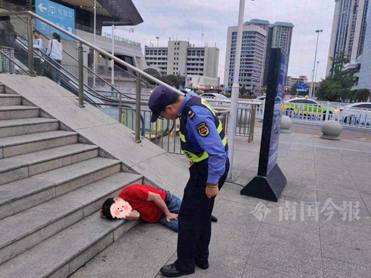 男子醉倒火车站台阶险误车，执法人员暖心相助化险为夷  第1张