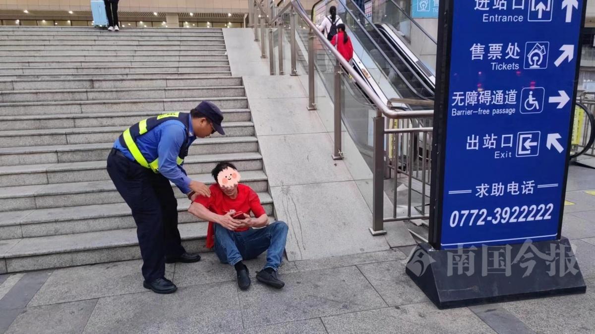 男子醉倒火车站台阶险误车，执法人员暖心相助化险为夷  第2张