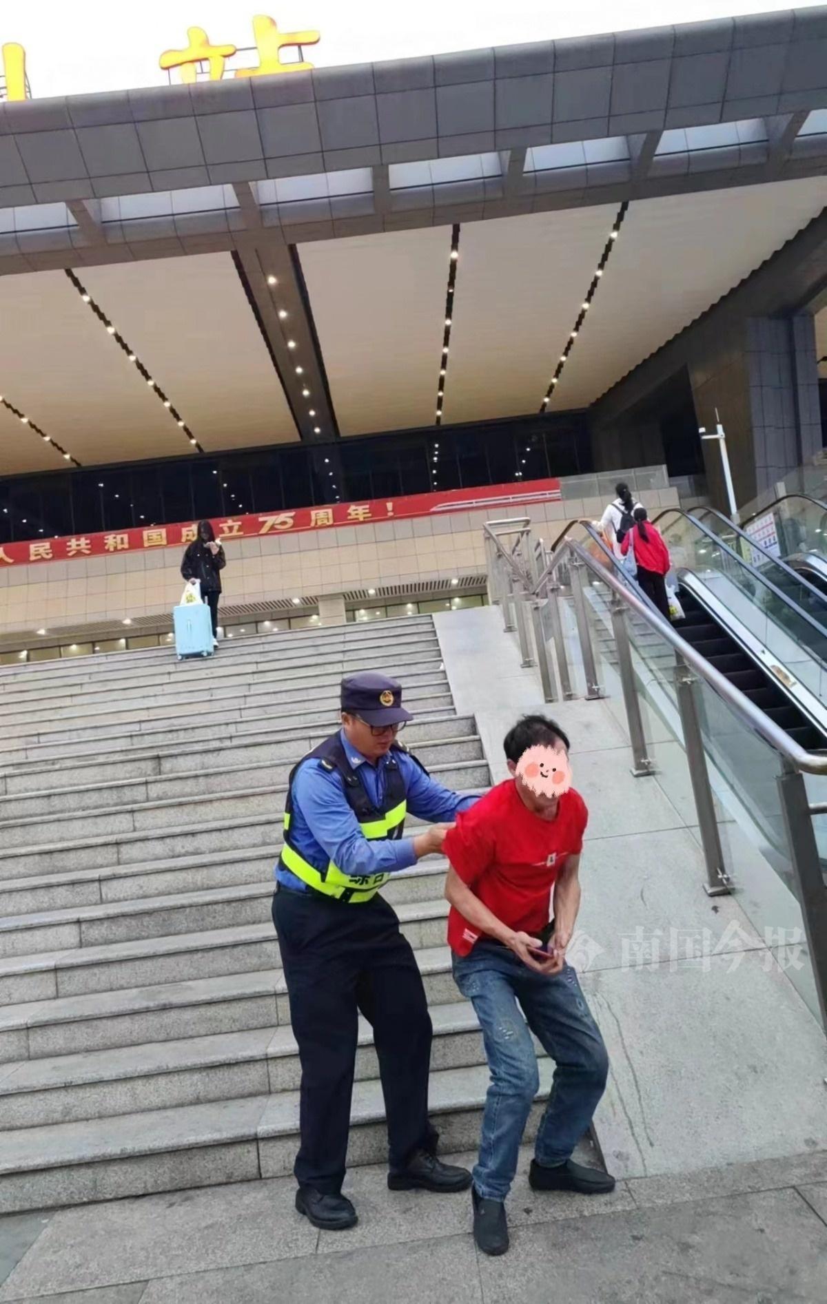 男子醉倒火车站台阶险误车，执法人员暖心相助化险为夷  第3张