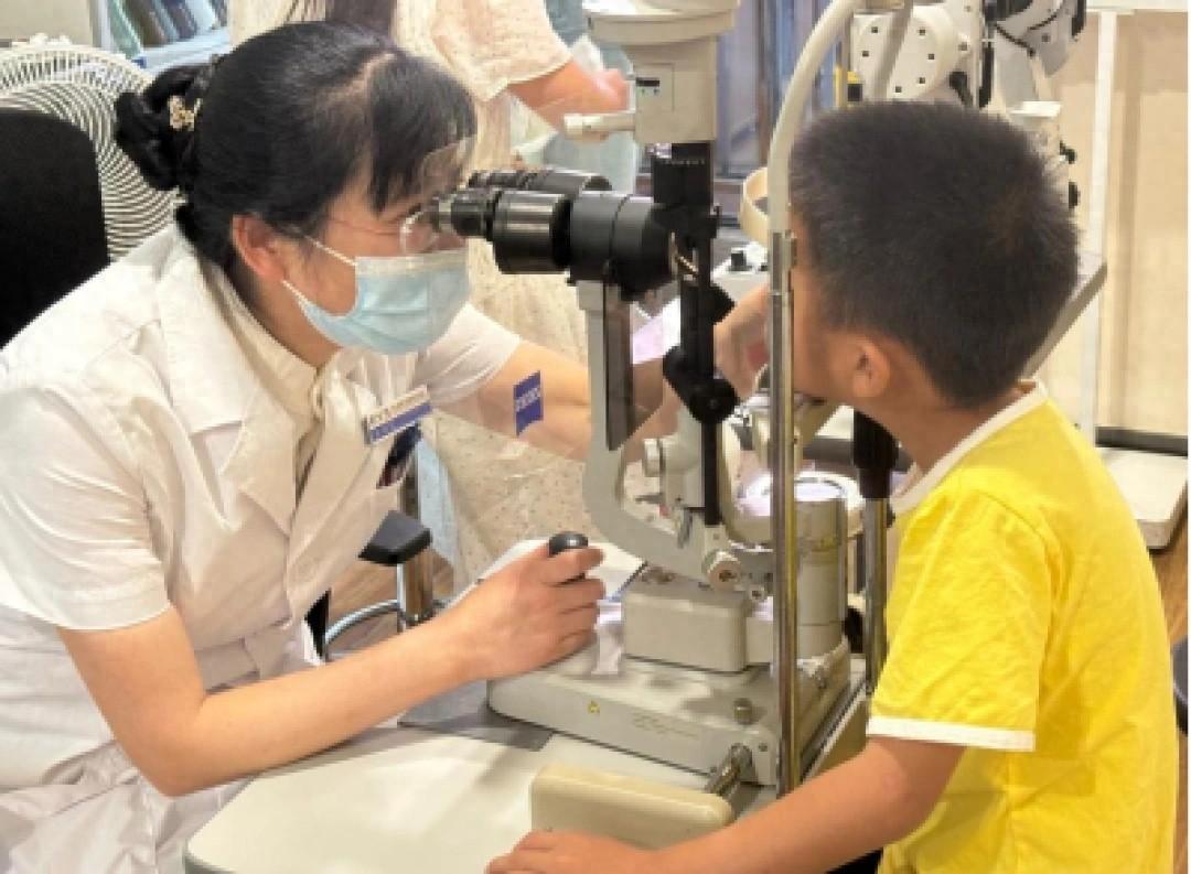 拍烟卡竟能让孩子的眼睛变红，原因竟是……
