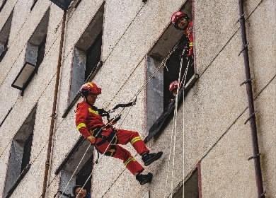 消防员的一天：从清晨训练到紧急出警，他们如何守护城市安全？  第1张