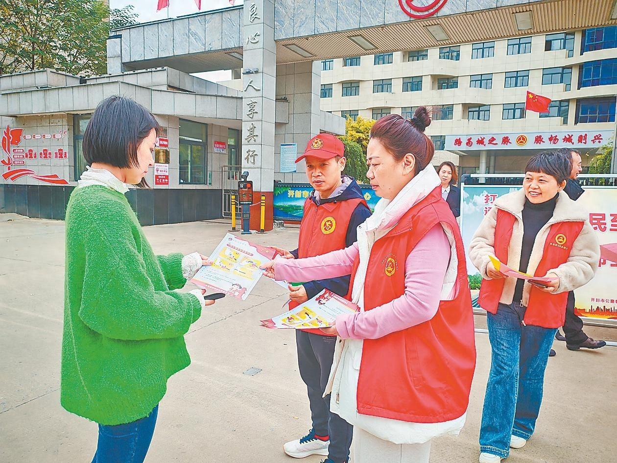 全民消防，生命至上！市公路事业发展中心志愿者街头宣传消防安全知识，你还不来看看？  第1张