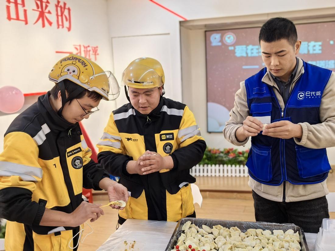 30 余位小哥齐聚，在立冬这天吃上了热气腾腾的饺子，这是什么神仙活动？  第2张