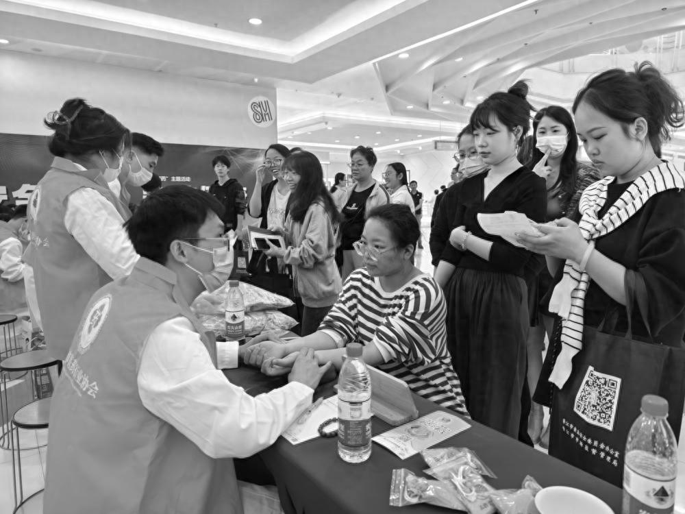 过期药品危害大，随意丢弃危害环境，你还敢乱扔吗？  第1张