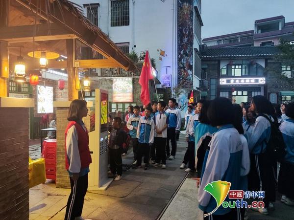 行走在时光长河，百余名中学生打卡那年·崇义文创街区  第2张
